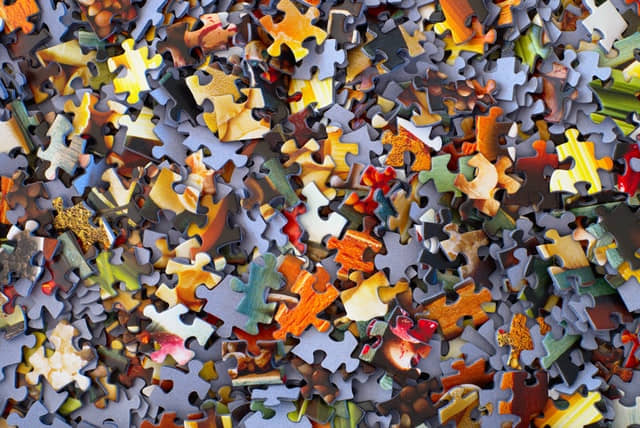 Image de pièces de puzzle colorées mélangées utilisée comme métaphore de l'ingénierie pédagogique dans le texte.